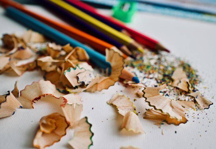 Een potlood is vermalen grafiet vermengd met klei en water. Met olie of was wordt het tussen hout geperst.